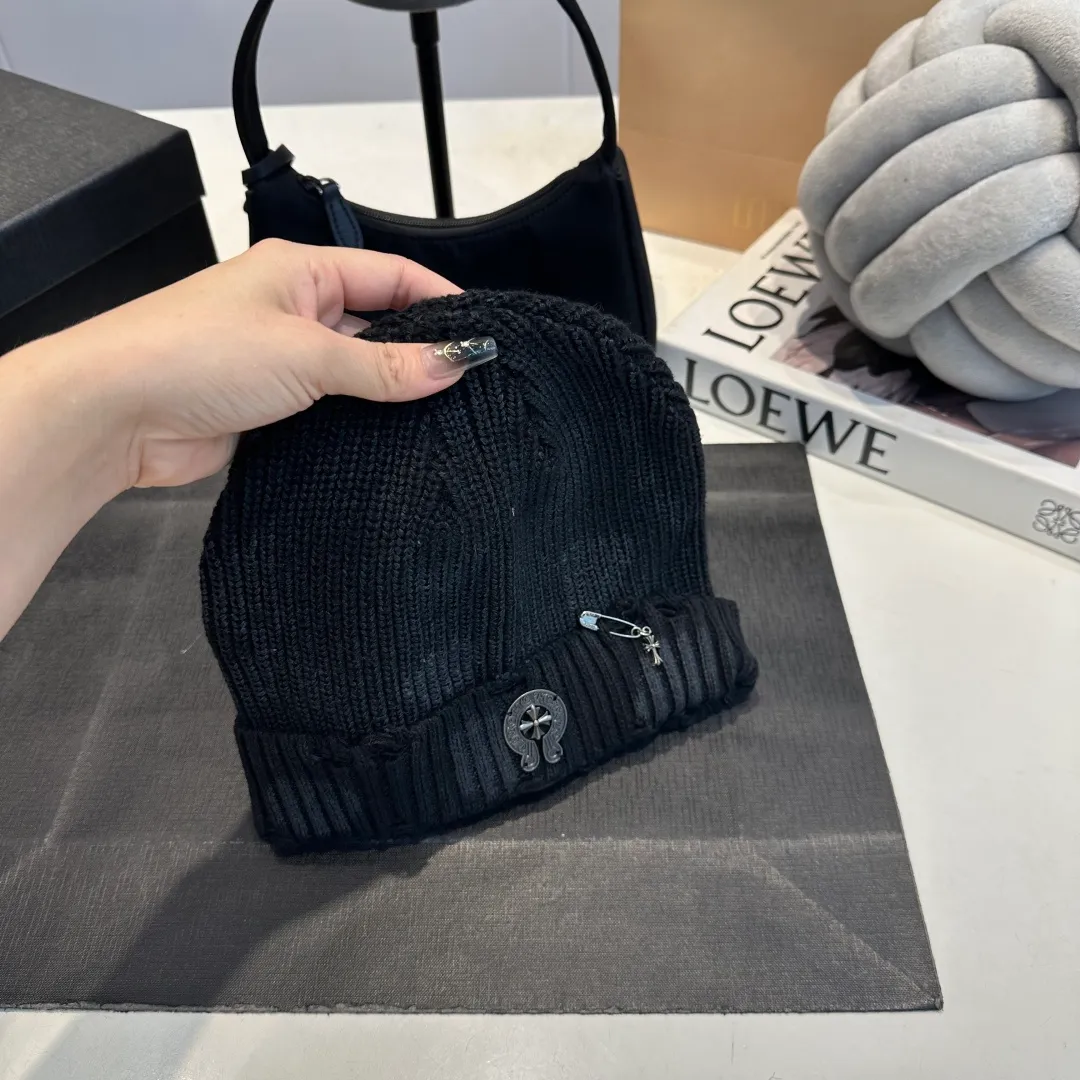 P60 Crow Heart Autumn and Winter Wool Knitted Beanie This must be the favorite of minimalism. It is clean, neat, fashionable and versatile, and will definitely not be picky about your face shape! A fashionable classic that lasts forever! Fashionable black and white can be purchased together